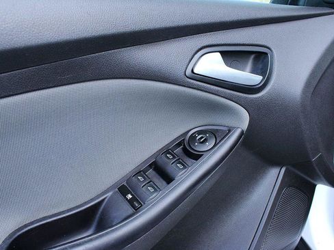 Used 2013 Ford Focus SE w/ SE Winter Pkg image 9