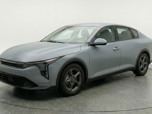 Used 2025 Kia K4 LXS image 3