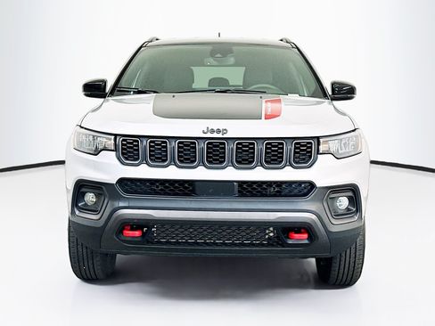 Used 2025 Jeep Compass Trailhawk AWD/4WD image 2