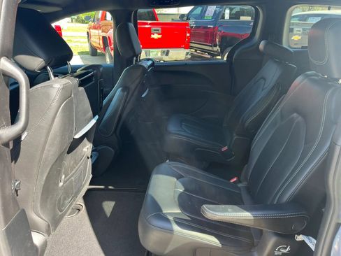Used 2020 Chrysler Pacifica Touring-L Plus w/ S Appearance Package FWD image 25