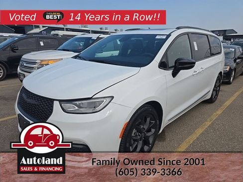 Used 2025 Chrysler Pacifica Limited FWD image 1