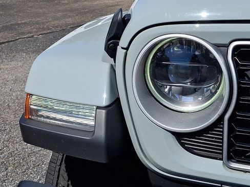 Used 2024 Jeep Wrangler Unlimited Sahara AWD/4WD image 9