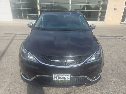 Used 2018 Chrysler Pacifica Limited w/ Tire & Wheel Group FWD image 6