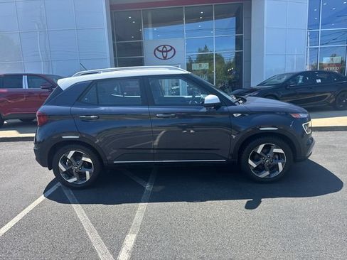 Used 2023 Hyundai Venue Limited FWD image 2