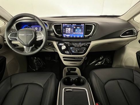 Used 2024 Chrysler Pacifica Touring-L FWD image 13