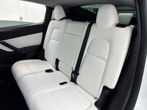 Used 2021 Tesla Model Y Long Range image 22