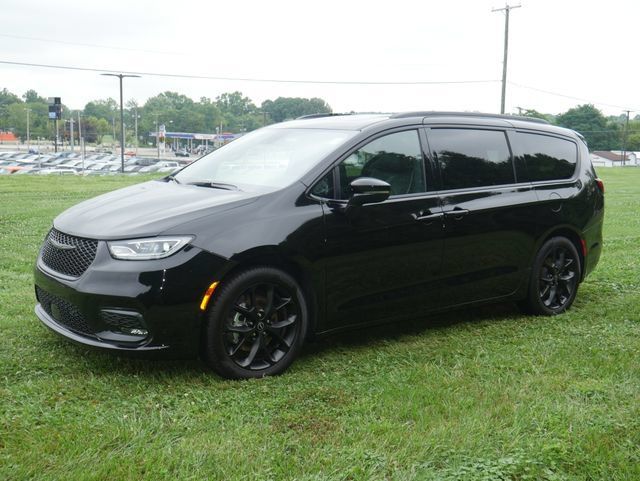 Used 2025 Chrysler Pacifica Limited w/ Trailer Tow Group FWD image 9