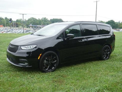 Used 2025 Chrysler Pacifica Limited w/ Trailer Tow Group FWD image 9