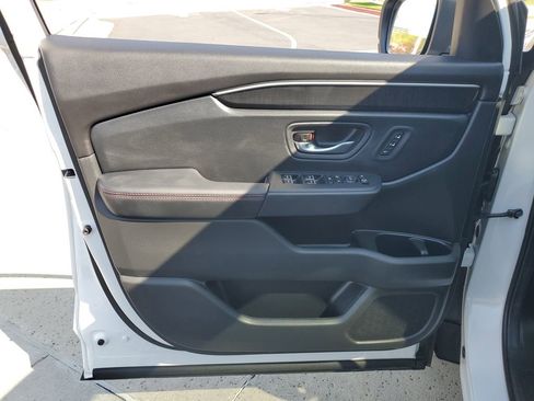 Used 2025 Honda Pilot Black Edition image 23