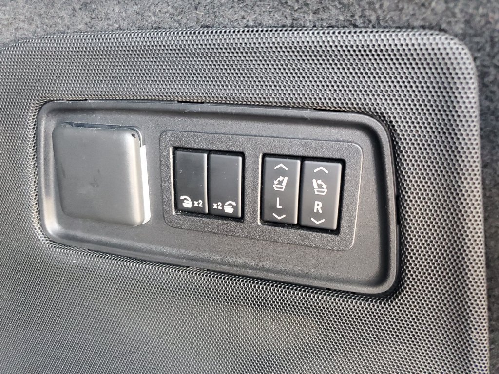 Used 2021 Cadillac Escalade Premium Luxury RWD image 34