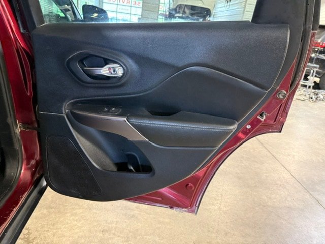 Used 2019 Jeep Cherokee Latitude w/ Popular Appearance Group AWD/4WD image 14