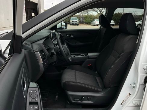 Used 2025 Nissan Rogue SV image 10