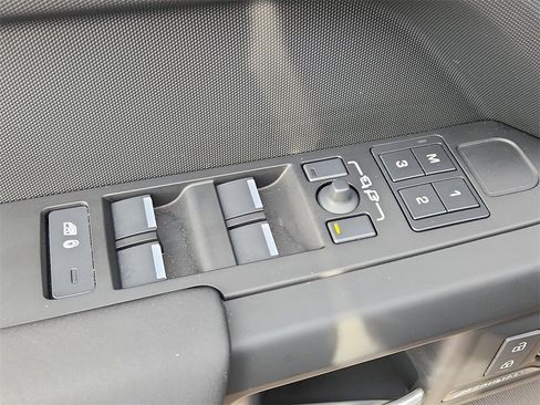Used 2025 Land Rover Defender 110 S image 12