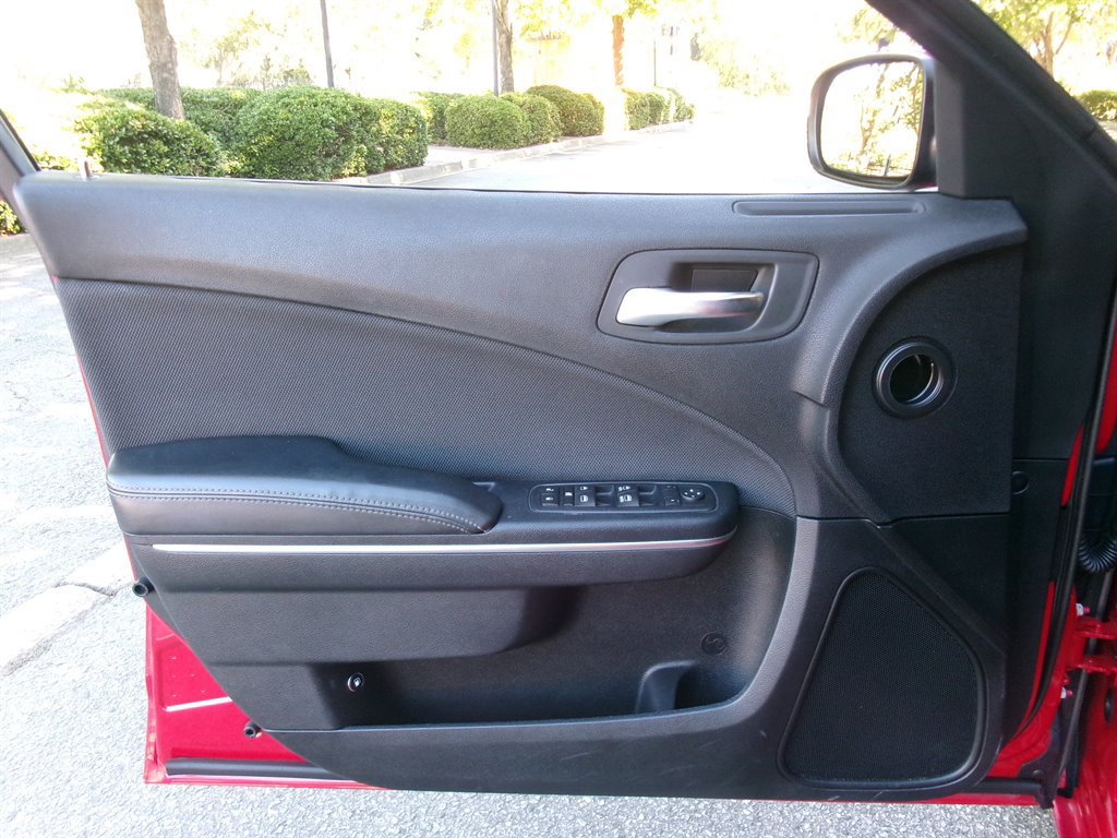 Used 2016 Dodge Charger SE RWD image 9