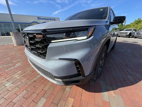 Certified 2025 Honda Pilot TrailSport image 8