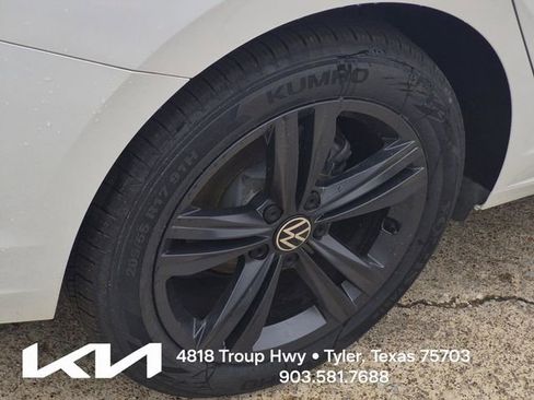 Used 2023 Volkswagen Jetta SE w/ Panoramic Sunroof Package FWD image 7