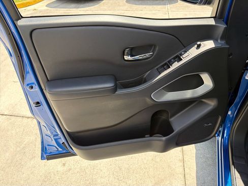 Used 2025 Nissan Frontier SV w/ SV Convenience Package RWD image 15