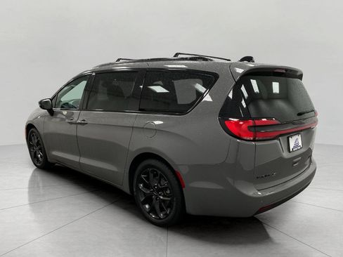 Used 2025 Chrysler Pacifica Limited FWD image 8
