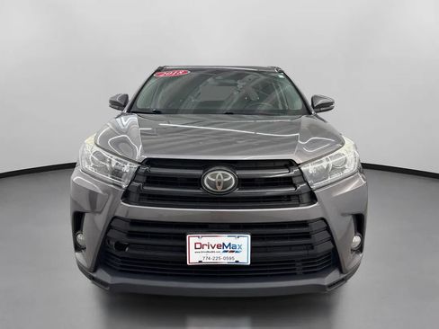 Used 2018 Toyota Highlander SE w/ Carpet Mat Package (TMS) AWD/4WD image 2
