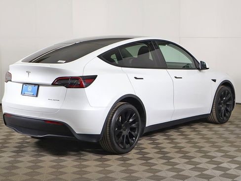 Used 2022 Tesla Model Y Long Range image 11