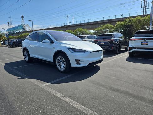 Used 2018 Tesla Model X 75D image 3