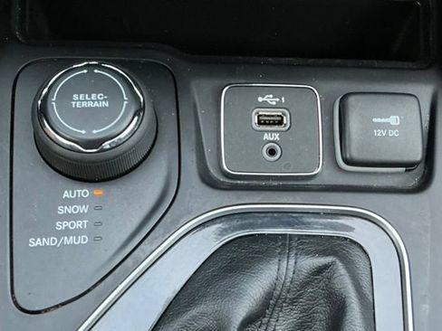 Used 2020 Jeep Cherokee Limited AWD/4WD image 32