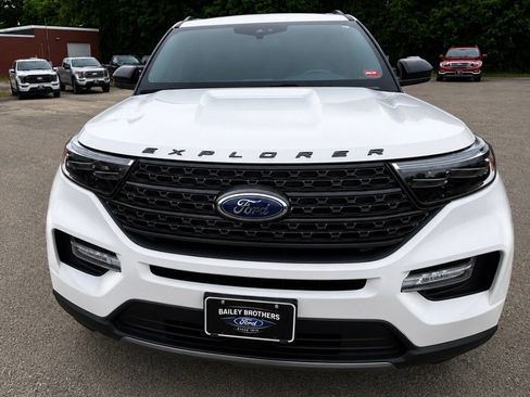 Used 2023 Ford Explorer XLT w/ Equipment Group 202A AWD/4WD image 2