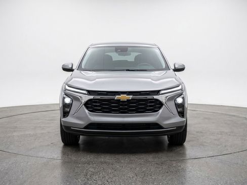 Used 2025 Chevrolet Trax LT w/ LT Convenience Package image 2
