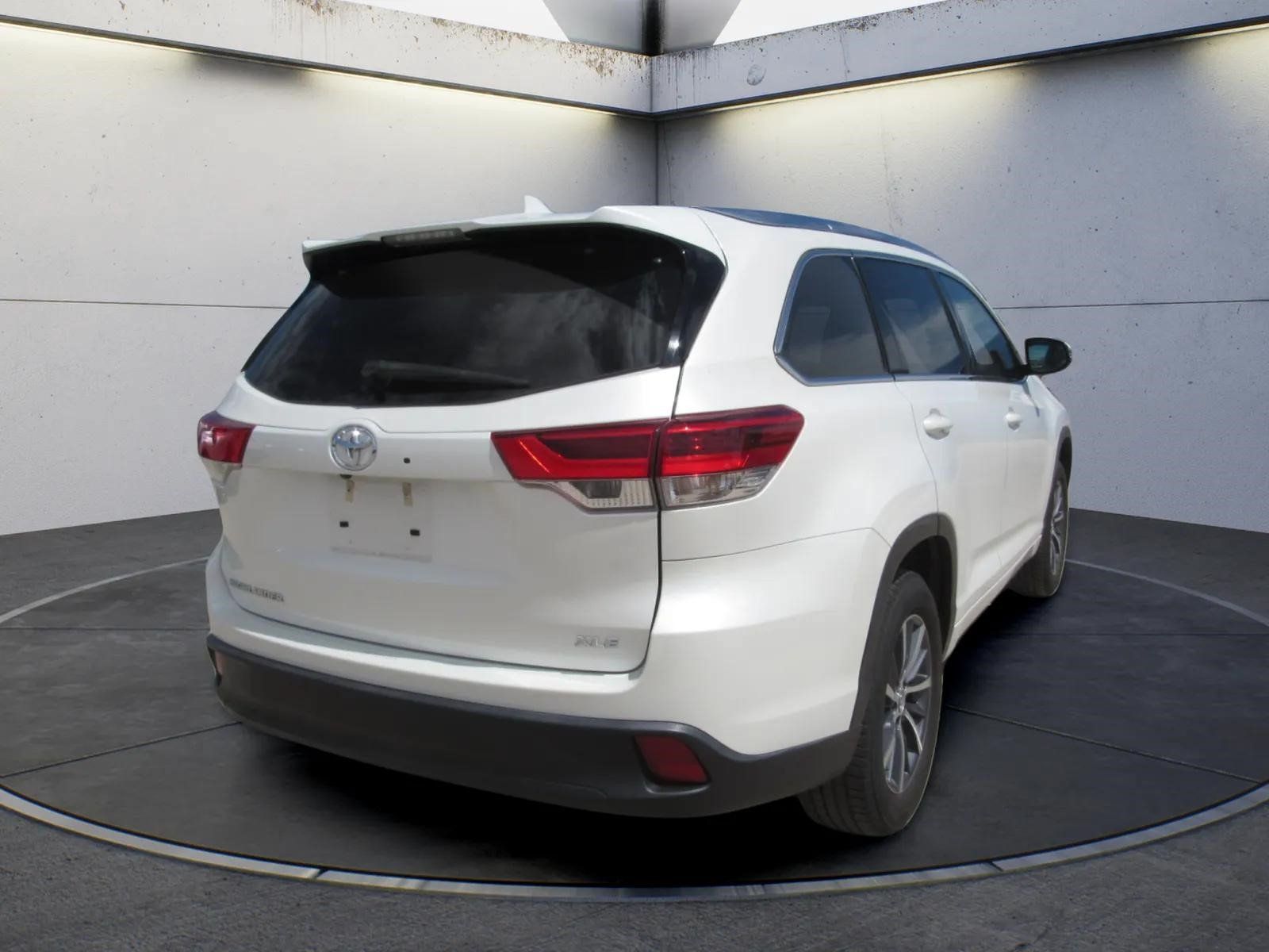 Used 2018 Toyota Highlander XLE w/ Carpet Mat Package (TMS) FWD image 3
