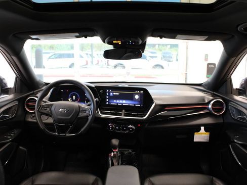 Used 2024 Chevrolet Trax RS w/ Sunroof Package FWD image 16