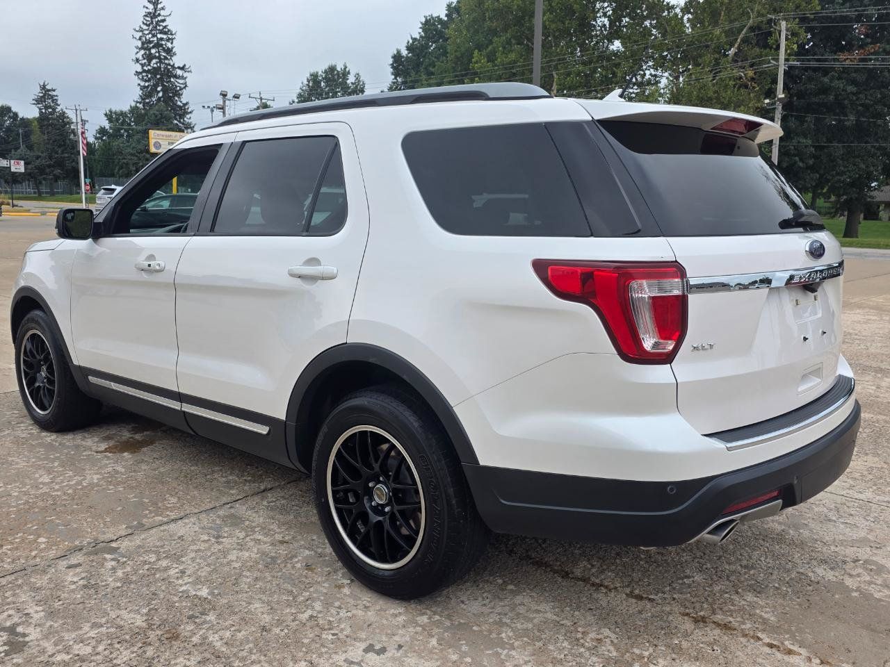 Used 2018 Ford Explorer XLT w/ Equipment Group 201A FWD image 14