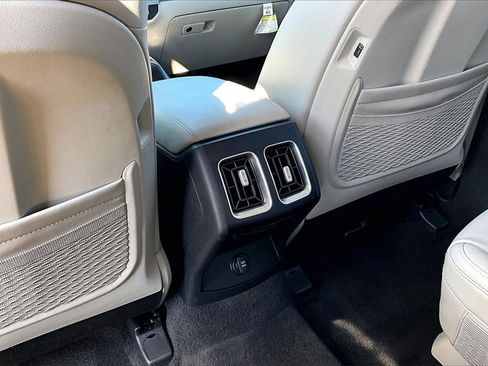 Certified 2025 Kia Sorento EX w/ Panoramic Sunroof Package image 25