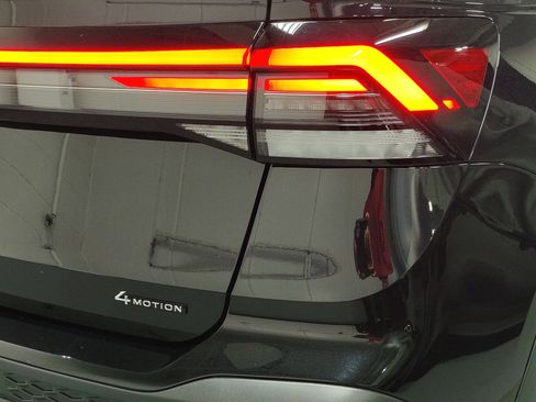 Used 2025 Volkswagen Taos SE image 4