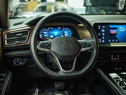 Used 2025 Volkswagen Atlas SE FWD image 17