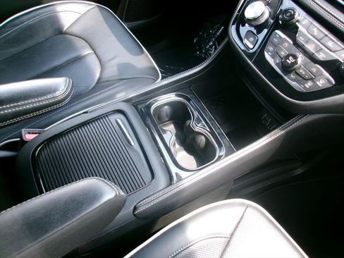 Certified 2025 Chrysler Pacifica Limited FWD image 15