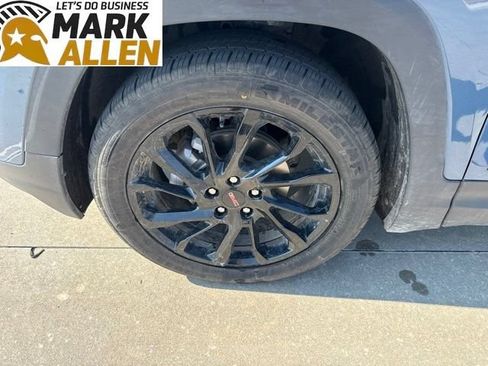 Used 2024 GMC Terrain SLT w/ Tech Package FWD image 7