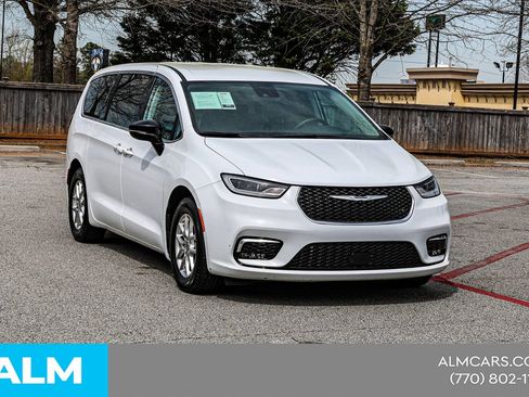 Used 2024 Chrysler Pacifica Touring-L FWD image 5