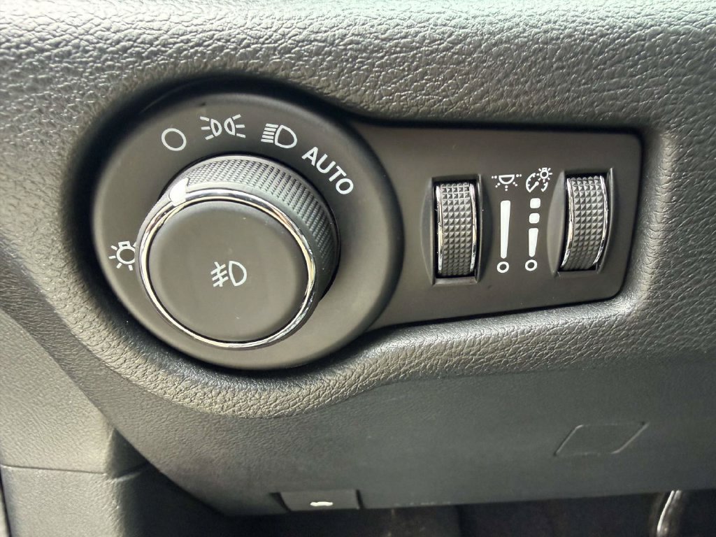 Used 2025 Chrysler Pacifica Limited FWD image 25