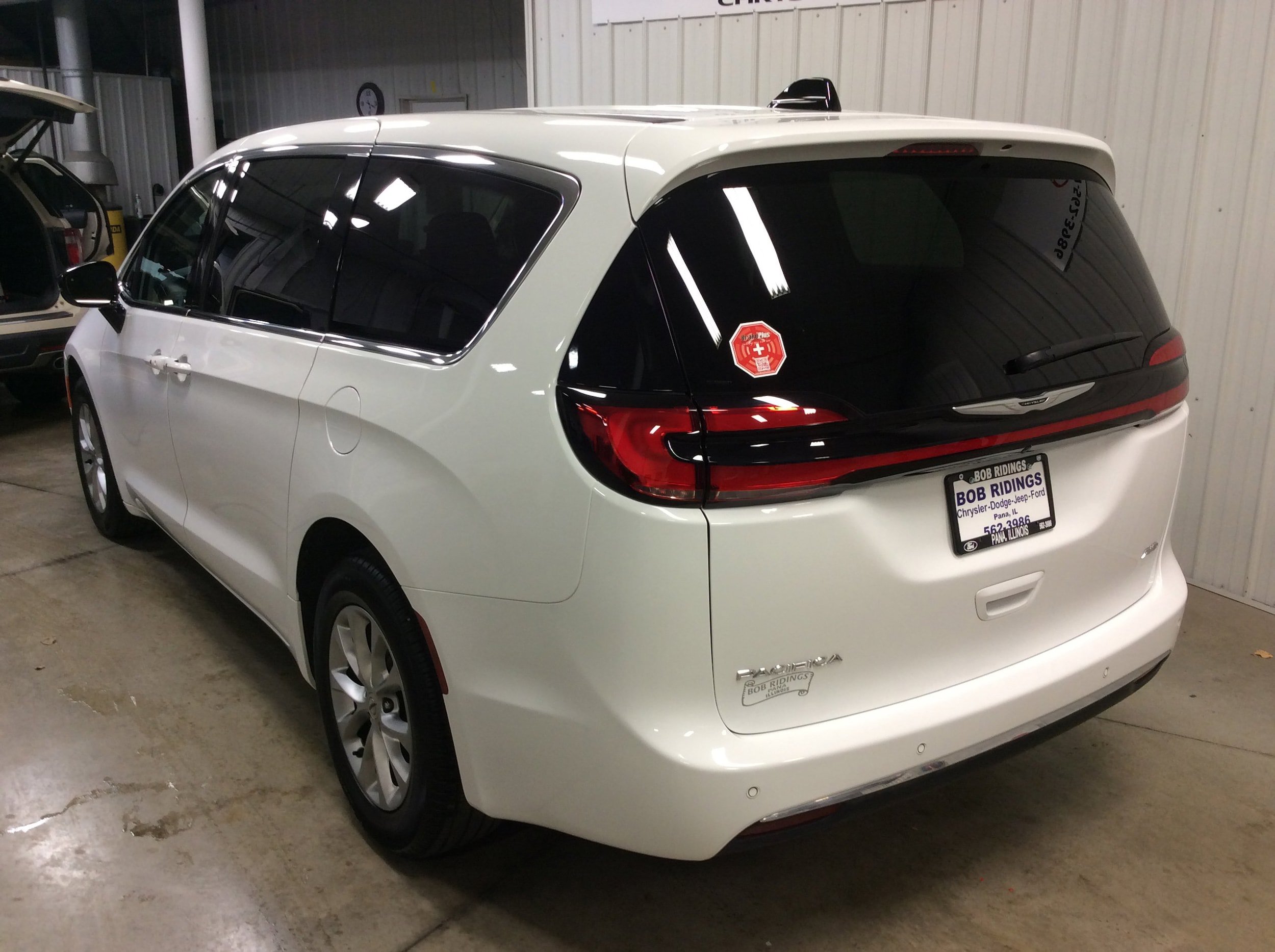 Used 2024 Chrysler Pacifica Touring-L AWD/4WD image 3