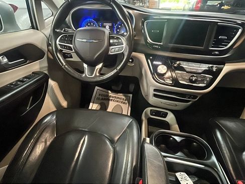 Used 2019 Chrysler Pacifica Touring-L FWD image 18
