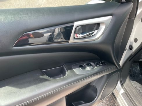 Used 2019 Nissan Pathfinder SV AWD/4WD image 11
