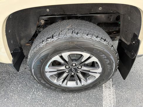 Used 2022 Chevrolet Colorado Z71 w/ Safety Package AWD/4WD image 13