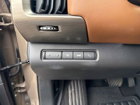 Used 2025 Nissan Pathfinder Platinum image 21