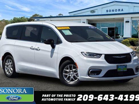 Used 2025 Chrysler Pacifica Select FWD image 1