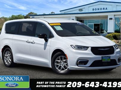 Used 2025 Chrysler Pacifica Select