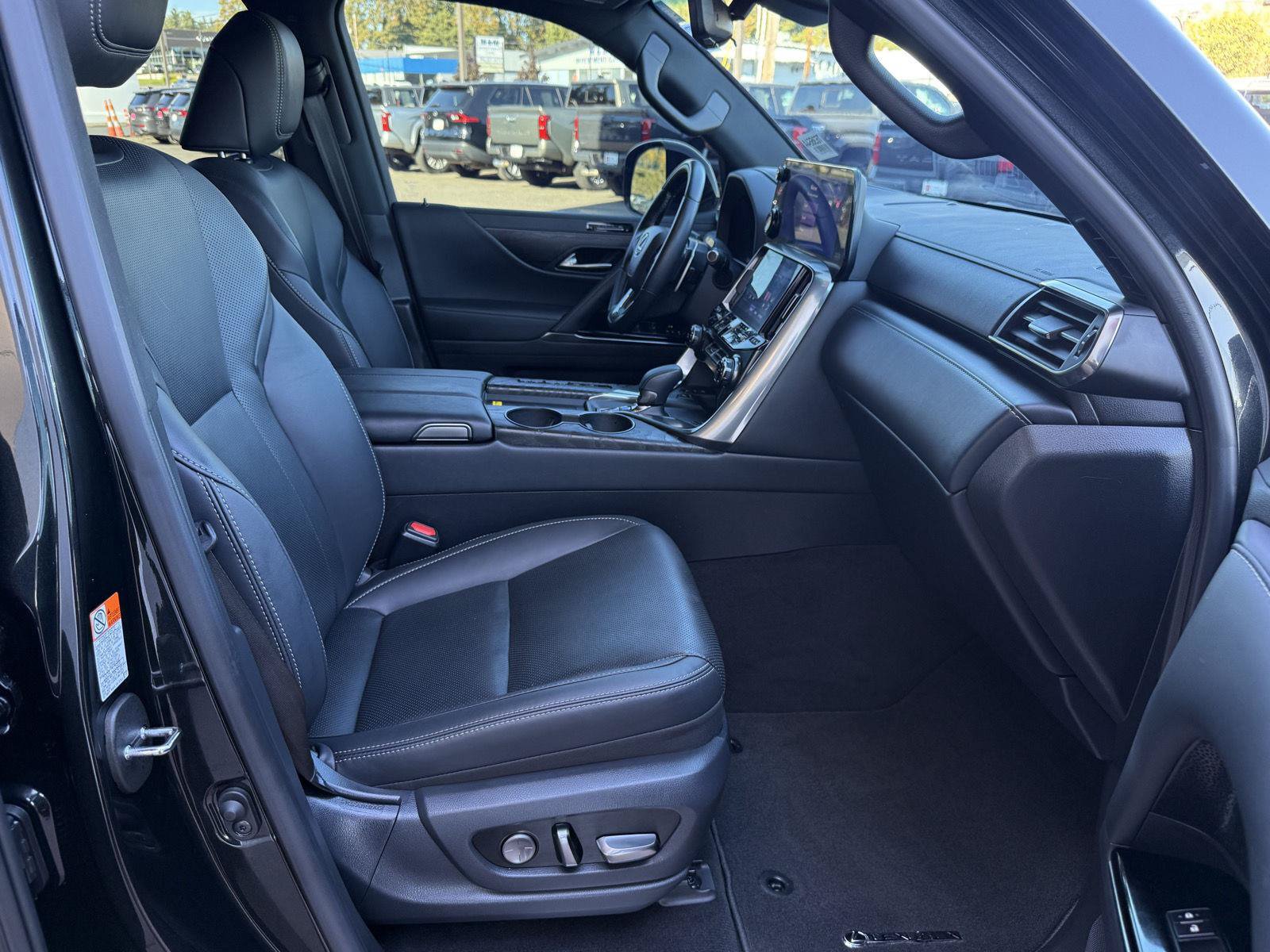 Used 2026 Lexus LX 700h Luxury w/ Appearance Package AWD/4WD image 25
