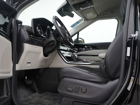Used 2022 Kia Carnival EX image 24