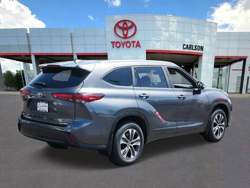 Used 2023 Toyota Highlander XLE AWD/4WD image 5
