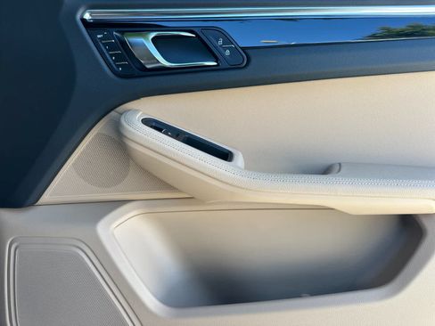 Certified 2025 Porsche Macan AWD/4WD image 19