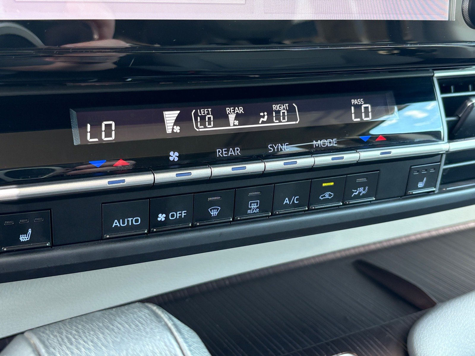 Used 2023 Toyota Sienna XLE FWD image 28